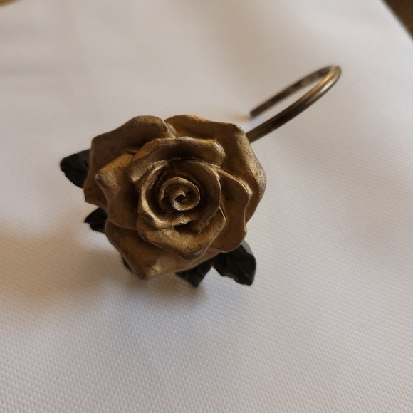 Croscill KG Comforter, Shower Curtain complete, 2 sheer panels,4 Shams, 2 Towels - Picture 3 of 3